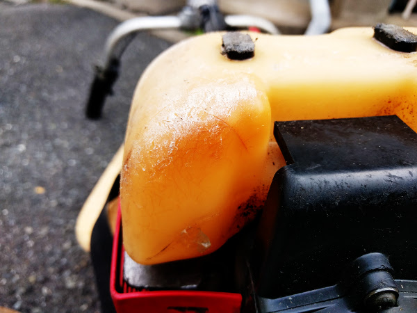 刈払機の燃料タンクからガソリン漏れ 原因のヒビ割れを簡単に直す修理方法 刈払機ドットコム